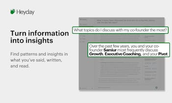 Человек, использующий приложение Heyday на смартфоне: Легко запросите свою базу данных, чтобы обнаружить скрытые сокровища в вашей повседневной коммуникации.