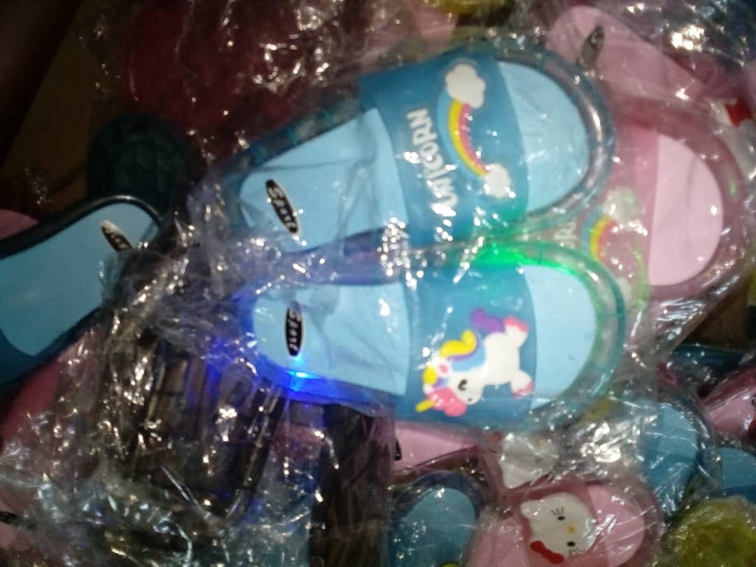 Mídia 1 de Slipper luminoso - olhe