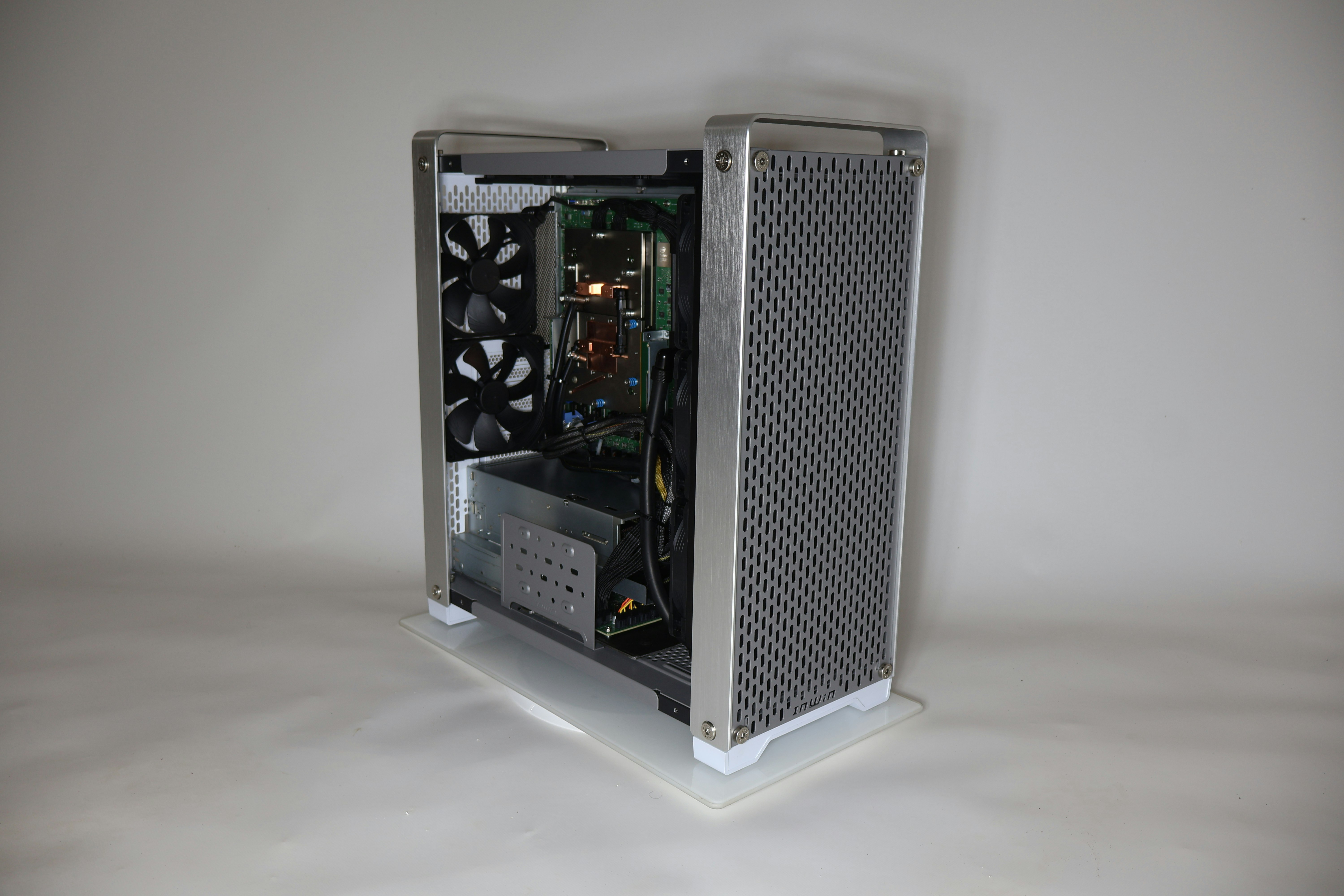 High-end desktop supercomputers for AI - Screenshot 4 showing product features and functionality