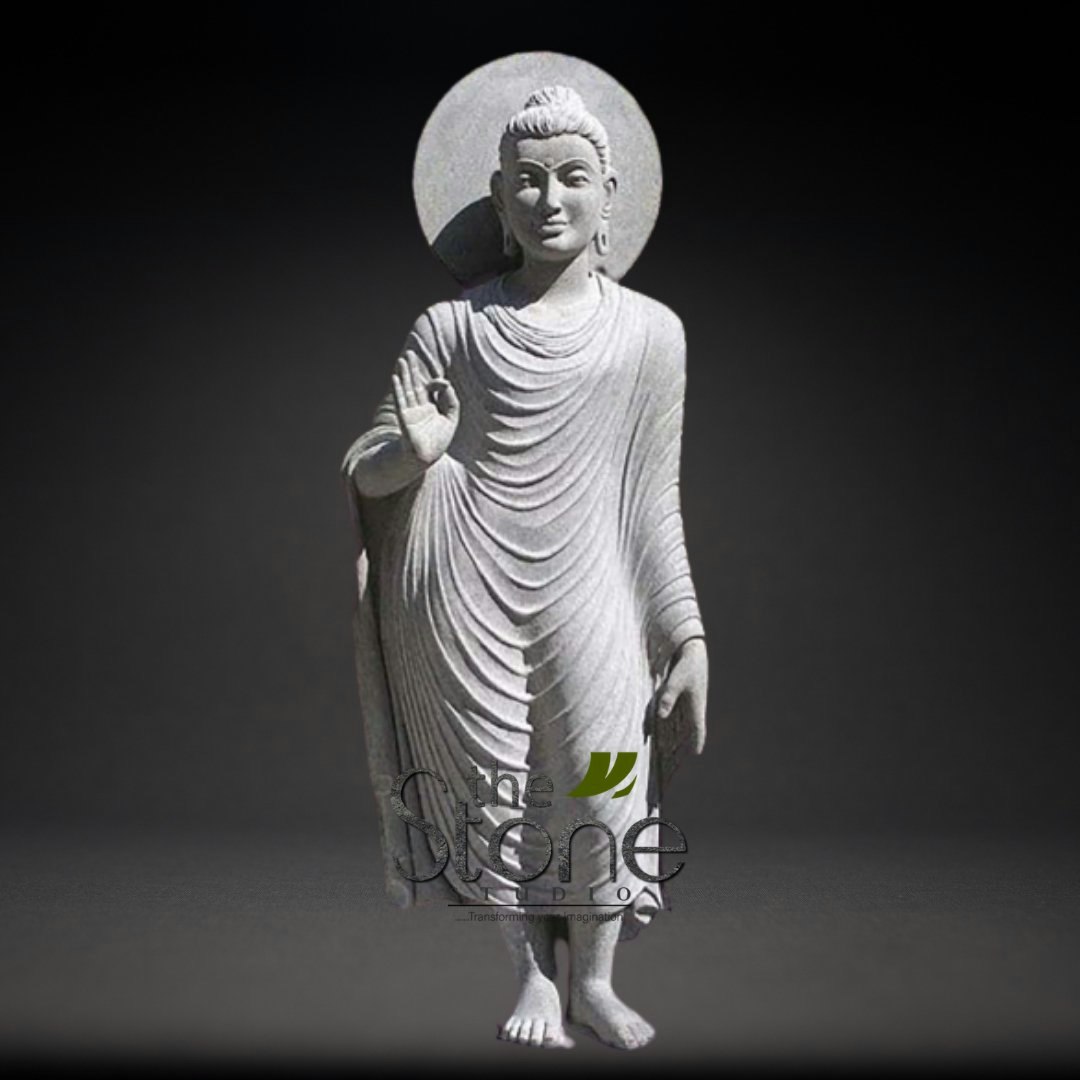Stehende Buddha -Statue