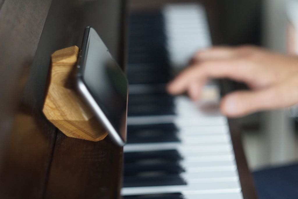 Halo Wireless Phone Charging Stand gallery image