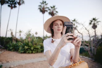 Prelude Qi Wireless Portable Charger gallery image