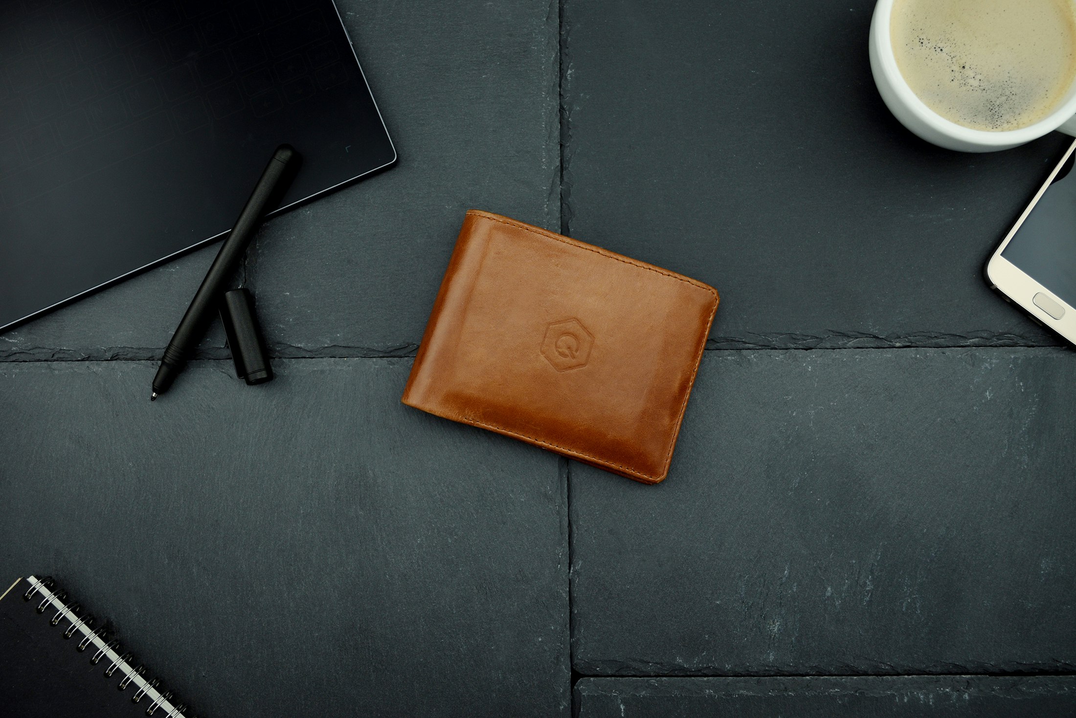 poqit - the first trackable smart charging wallet gallery image