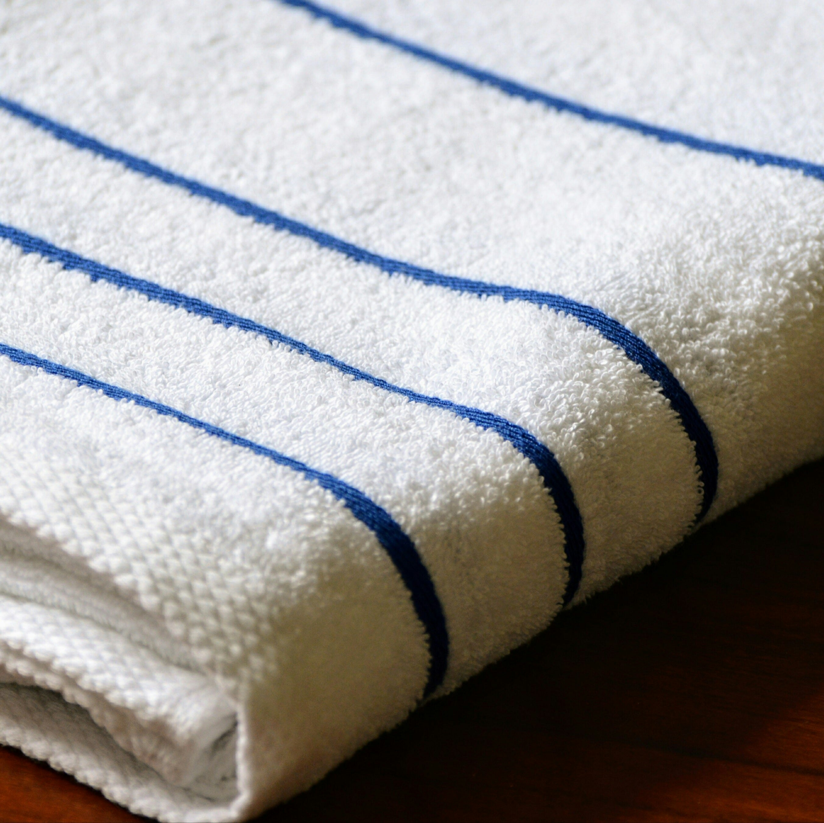Média Serviette de piscine blanche avec rayures bleu royal - Acheter une serviette de piscine à rayures blanc / royal en ligne 1