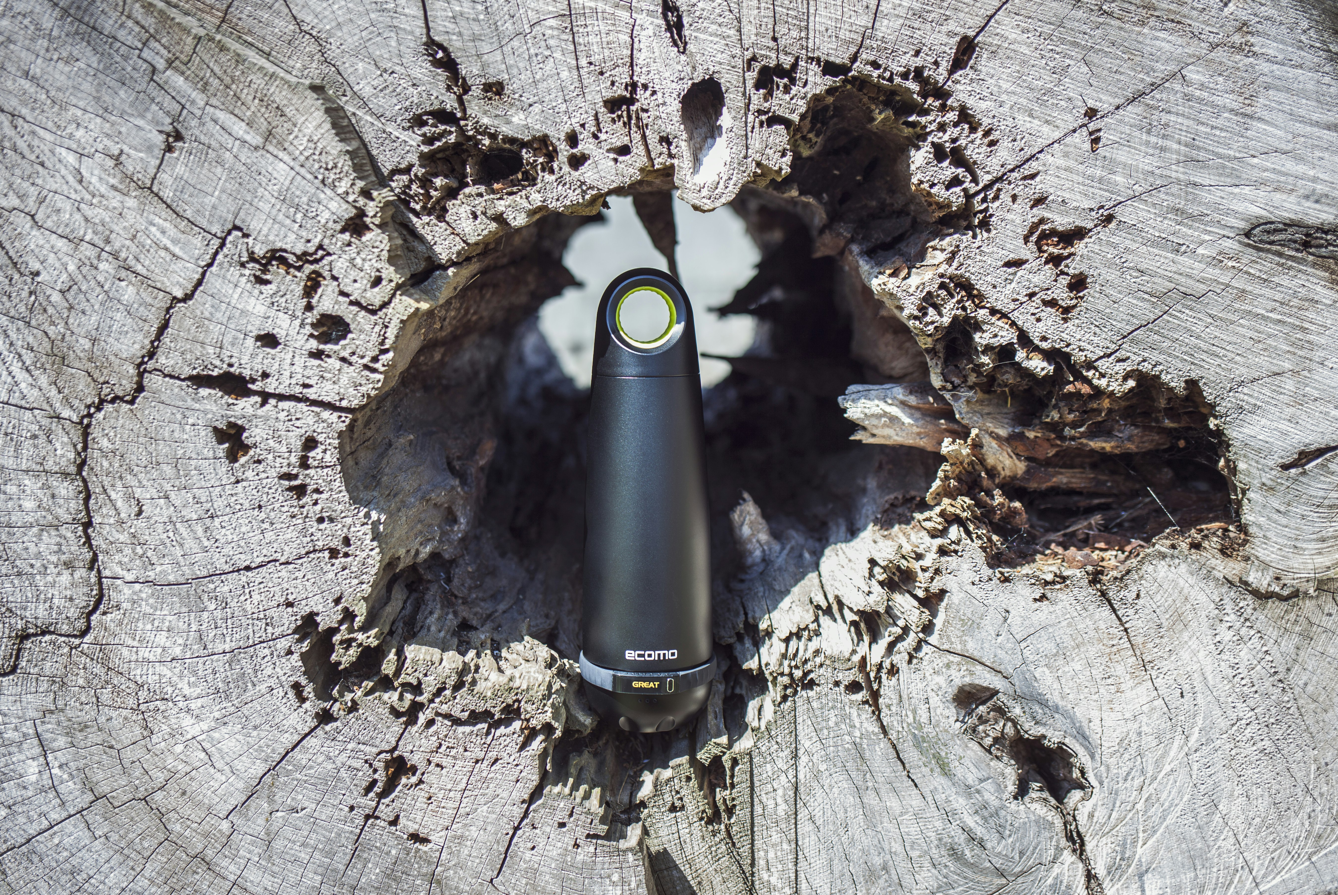 Ecomo: The World’s First Bottle That Tests & Filters Water gallery image