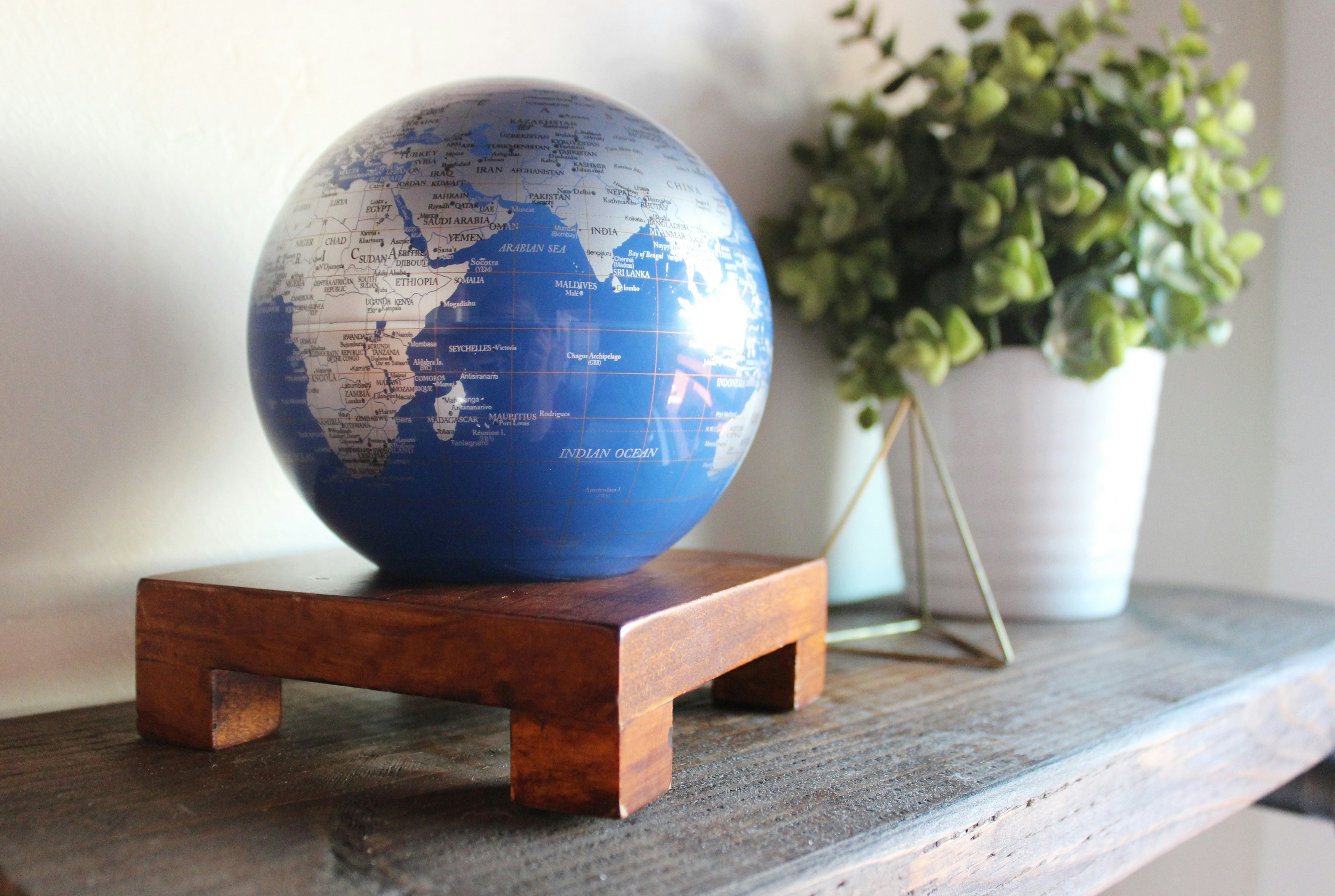 Blue and Silver MOVA Globe gallery image
