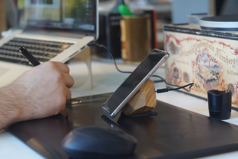 Halo Wireless Phone Stand gallery image