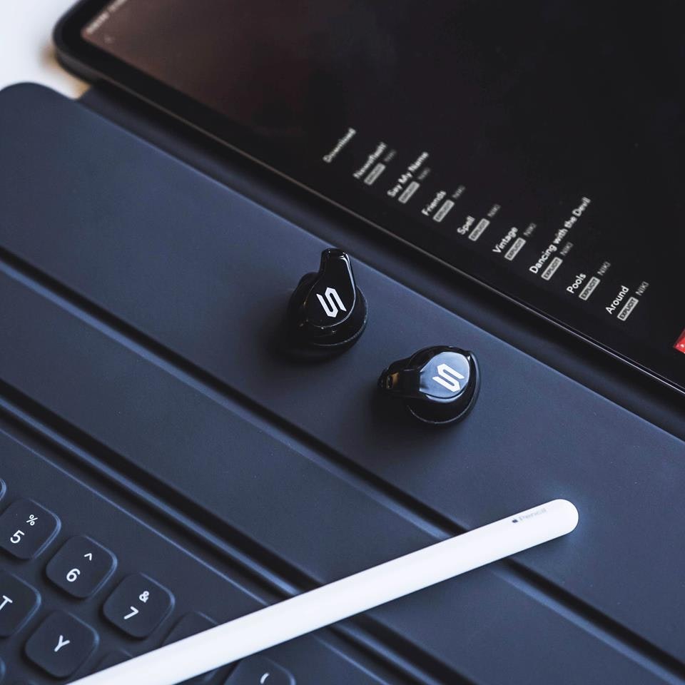 Blade Earphones gallery image