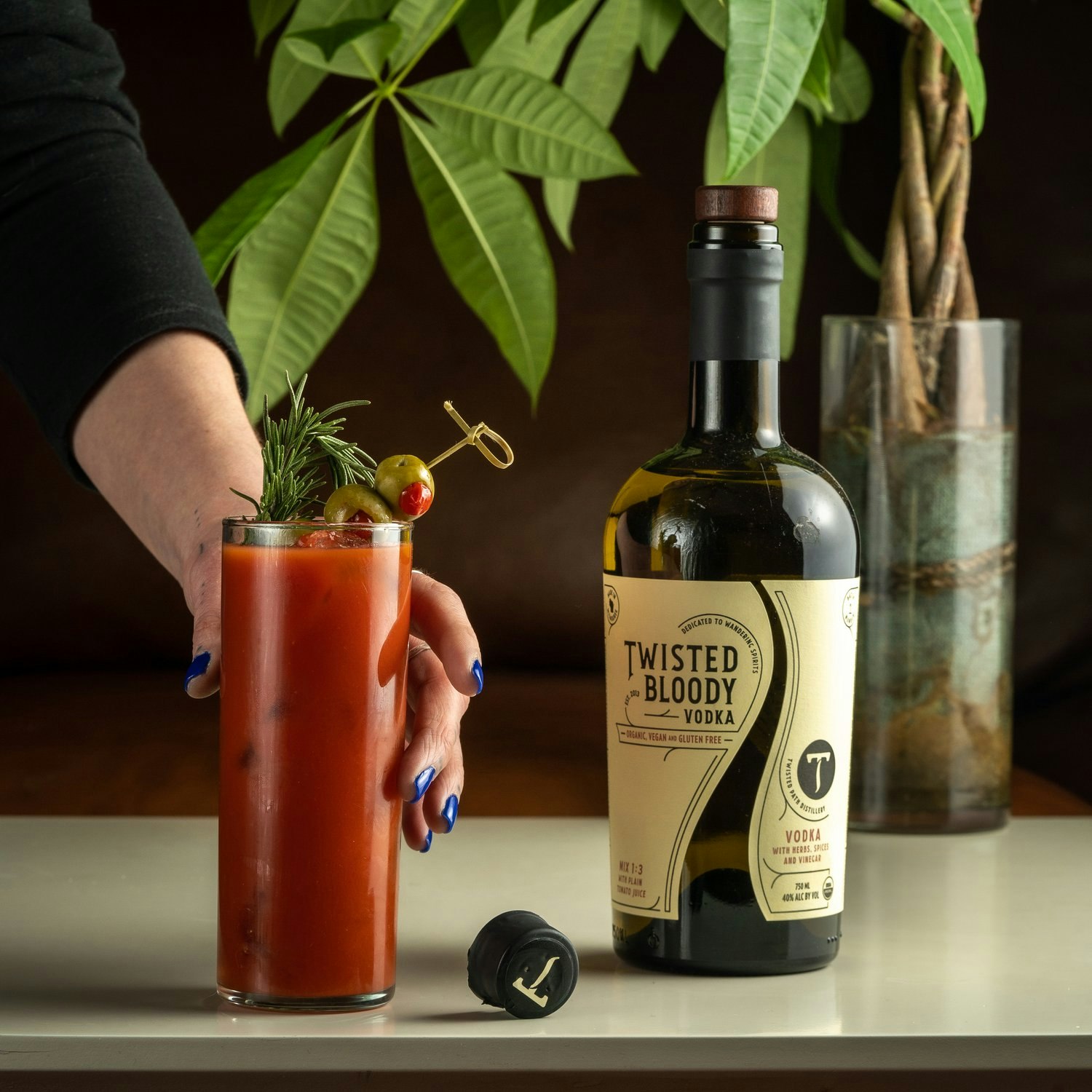Vodka sangriento retorcido - ¡Más fácil, mejor Bloodies!¡Solo agrégalo al jugo de tomate liso! media 1