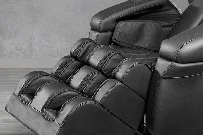Luraco i7 Plus massage chair gallery image
