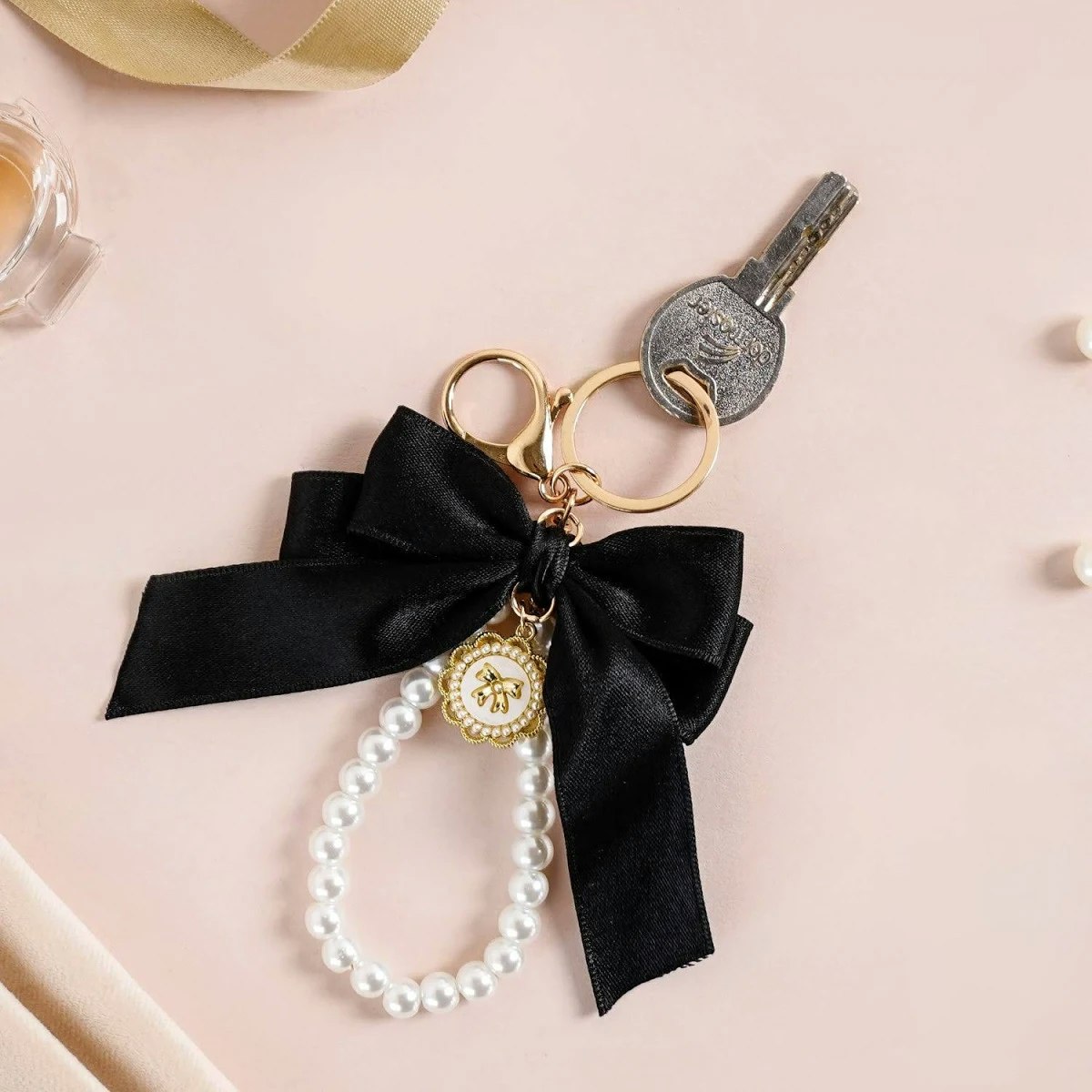 Elegant Pearl Bow Keychain - Main product screenshot demonstrating key features and user interface