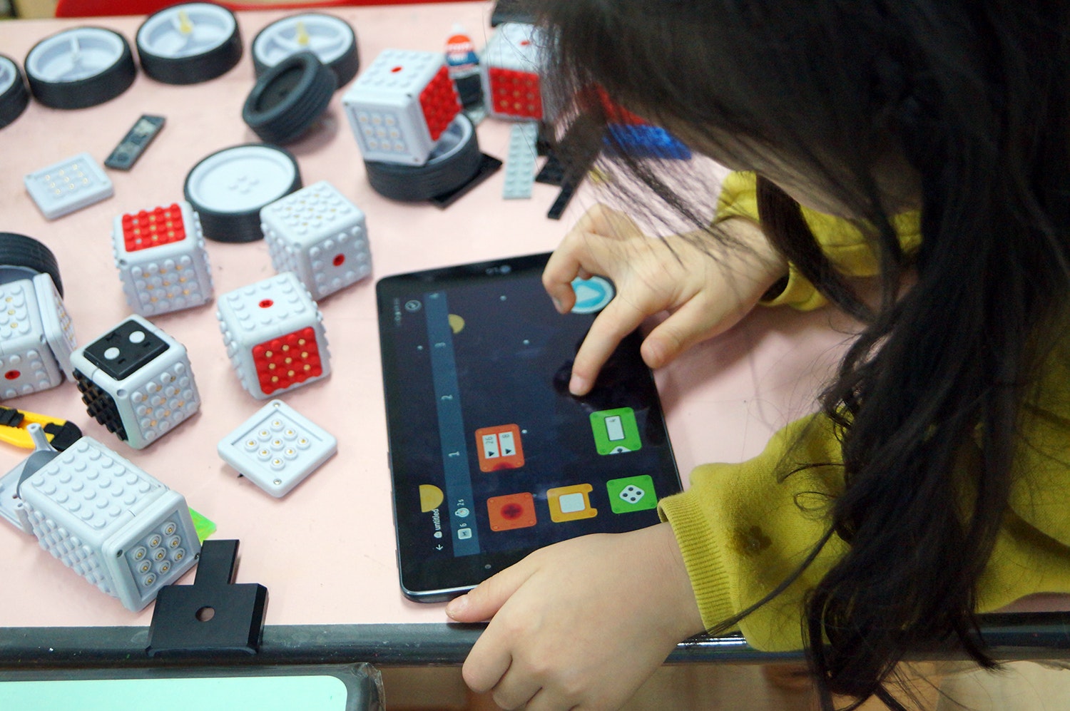 MAUNZI gallery image