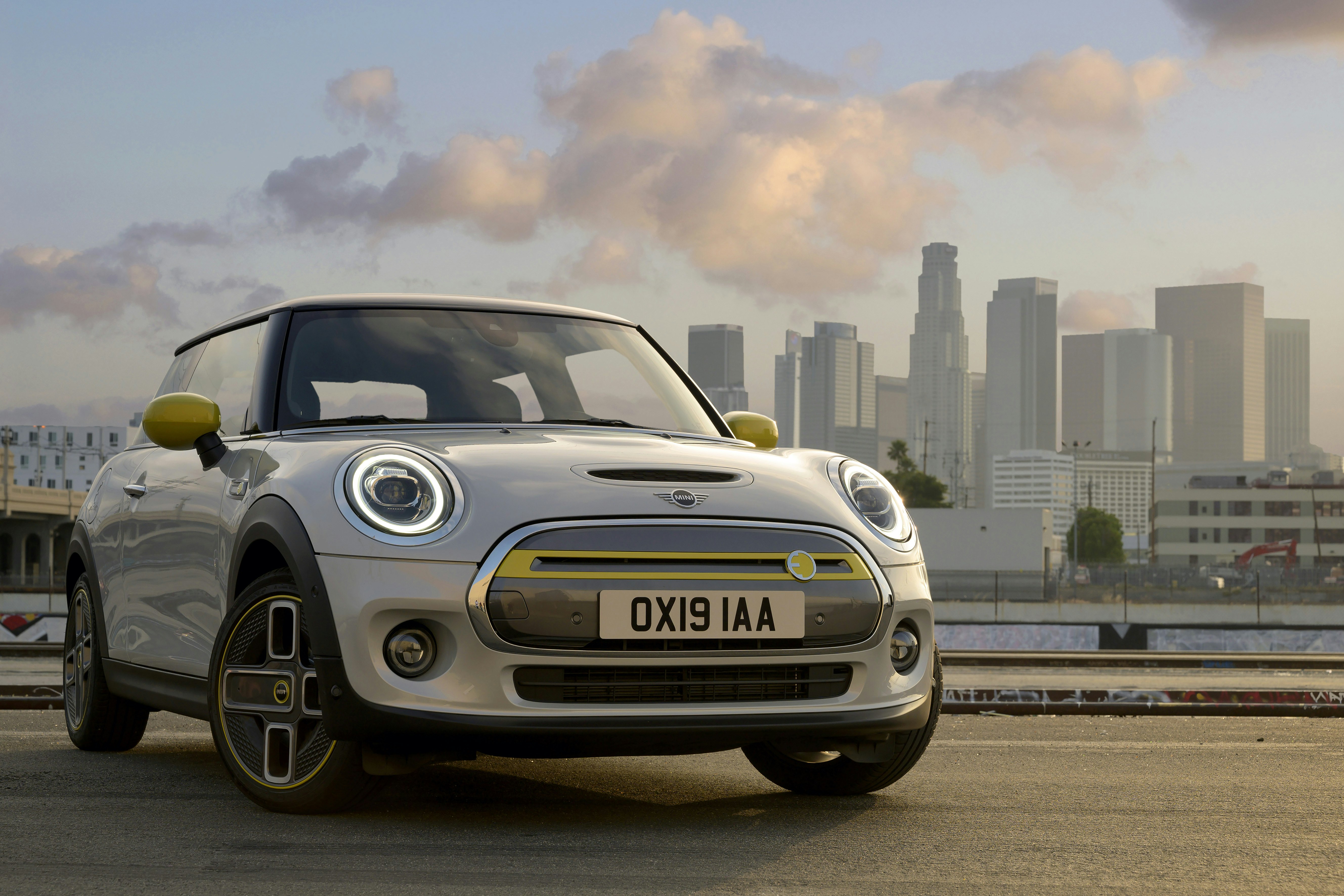 Mini Cooper SE gallery image