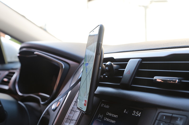 3-in-1 magnetic wireless power bank and car charger kit I Live on Indiegogo gallery image