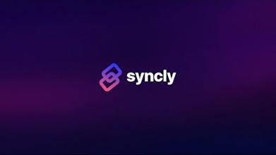Ноутбук, отображающий логотип Syncly с слоганом &ldquo;AI-приведенное решение для овладения информацией о клиентах&rdquo;.