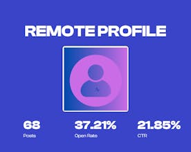 Человек сидит за столом, читая информационный бюллетень о удаленной работе и смотря на земной глобус.