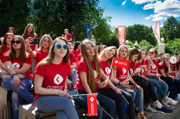 Study at the leading private university logo