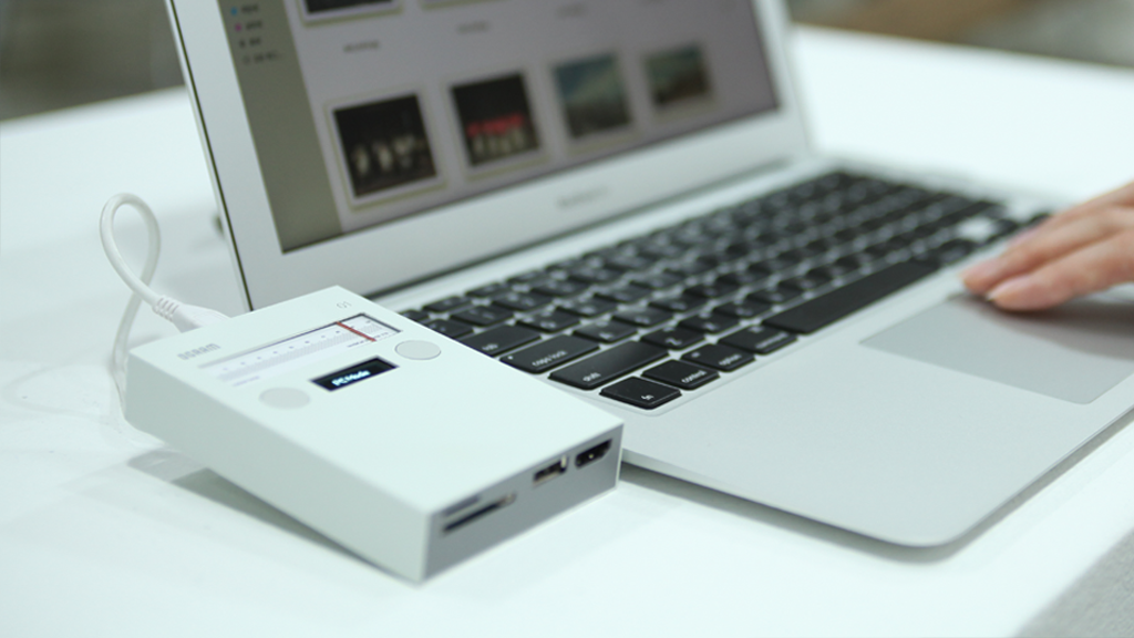 A portable contents management gadget