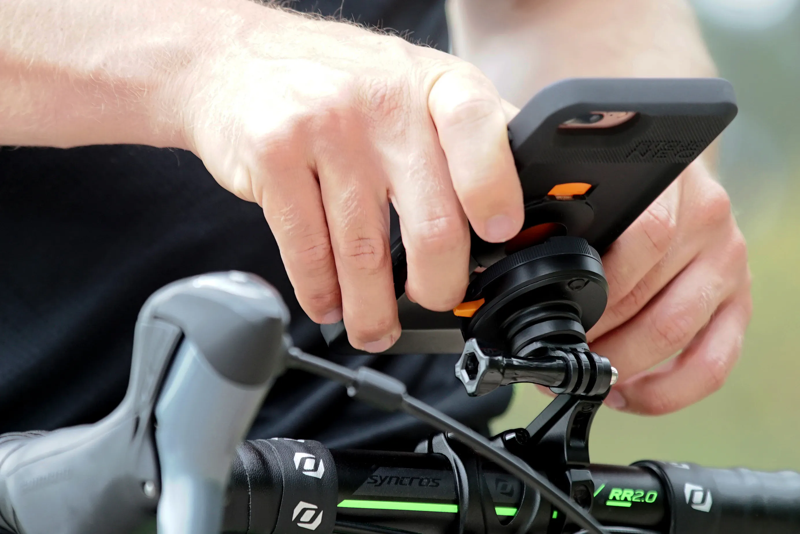 FitClic Neo: A Magnetic, Self-Locking Phone Mount System