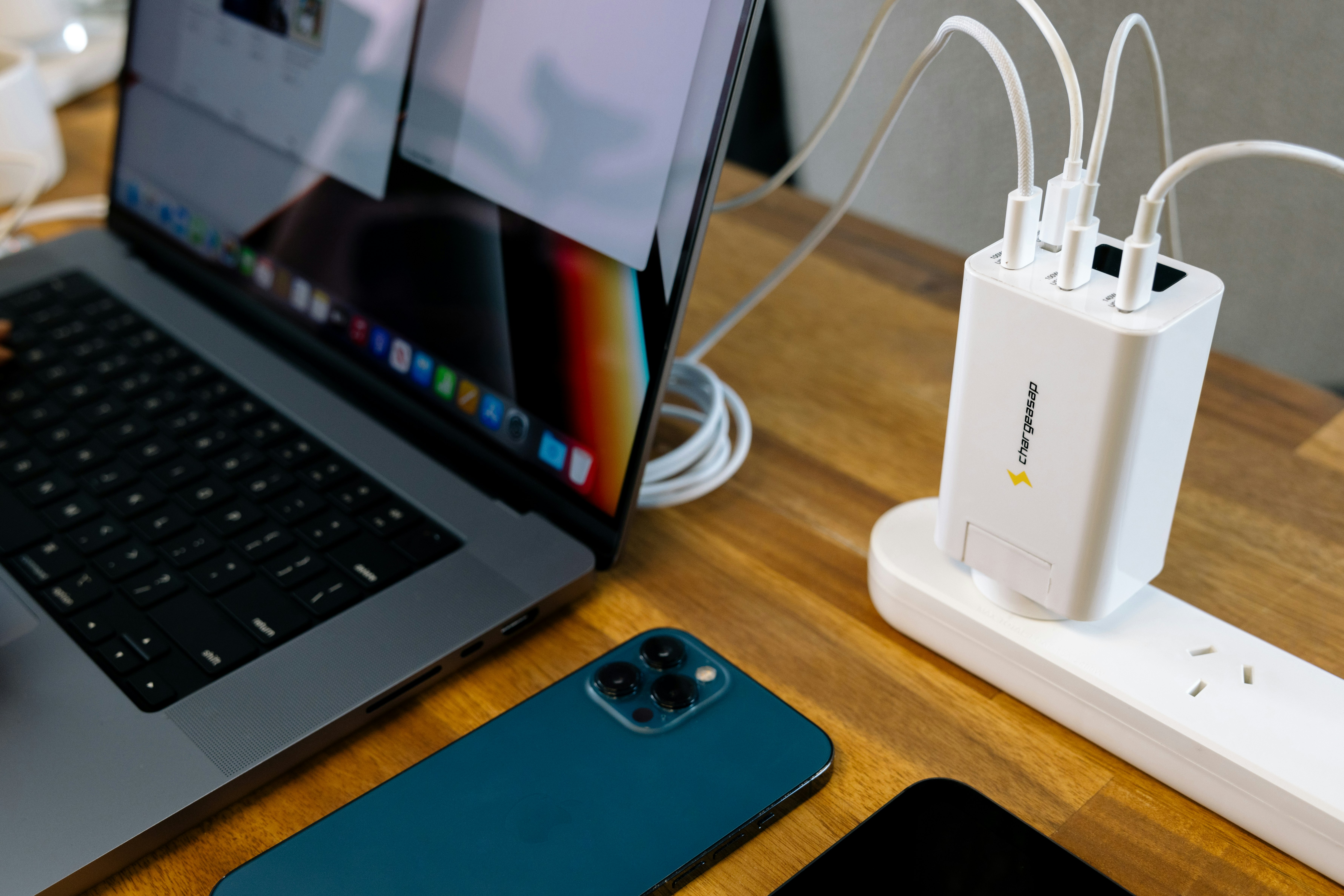 Zeus 270w Gan USB-C 충전기 - 4 개의 Apple 충전기 #savespaceandmoney와 동등합니다 미디어 3