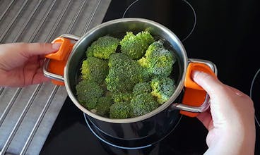 MEOMITT : The Magic Ergonomic Oven Mitt gallery image