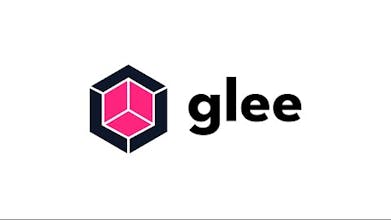 Um laptop com uma tela em branco exibindo o logotipo do Gleee.