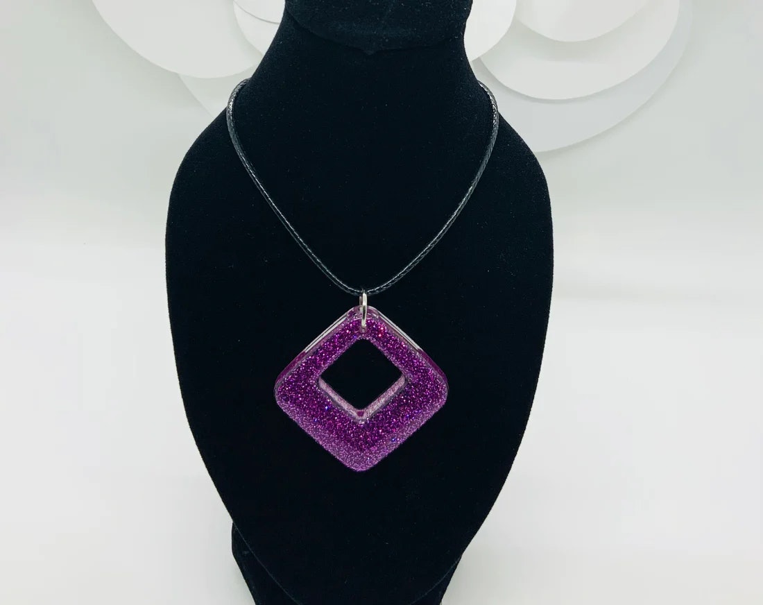 Ciondolo a forma di diamante viola