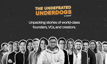 「The Undefeated Underdogs Podcast - テーブルの上にマイクが置かれ、ヘッドフォンとラップトップが周りを囲んでいます。これは率直なチャットや忍耐と勝利の感動的なストーリーを象徴しています。」