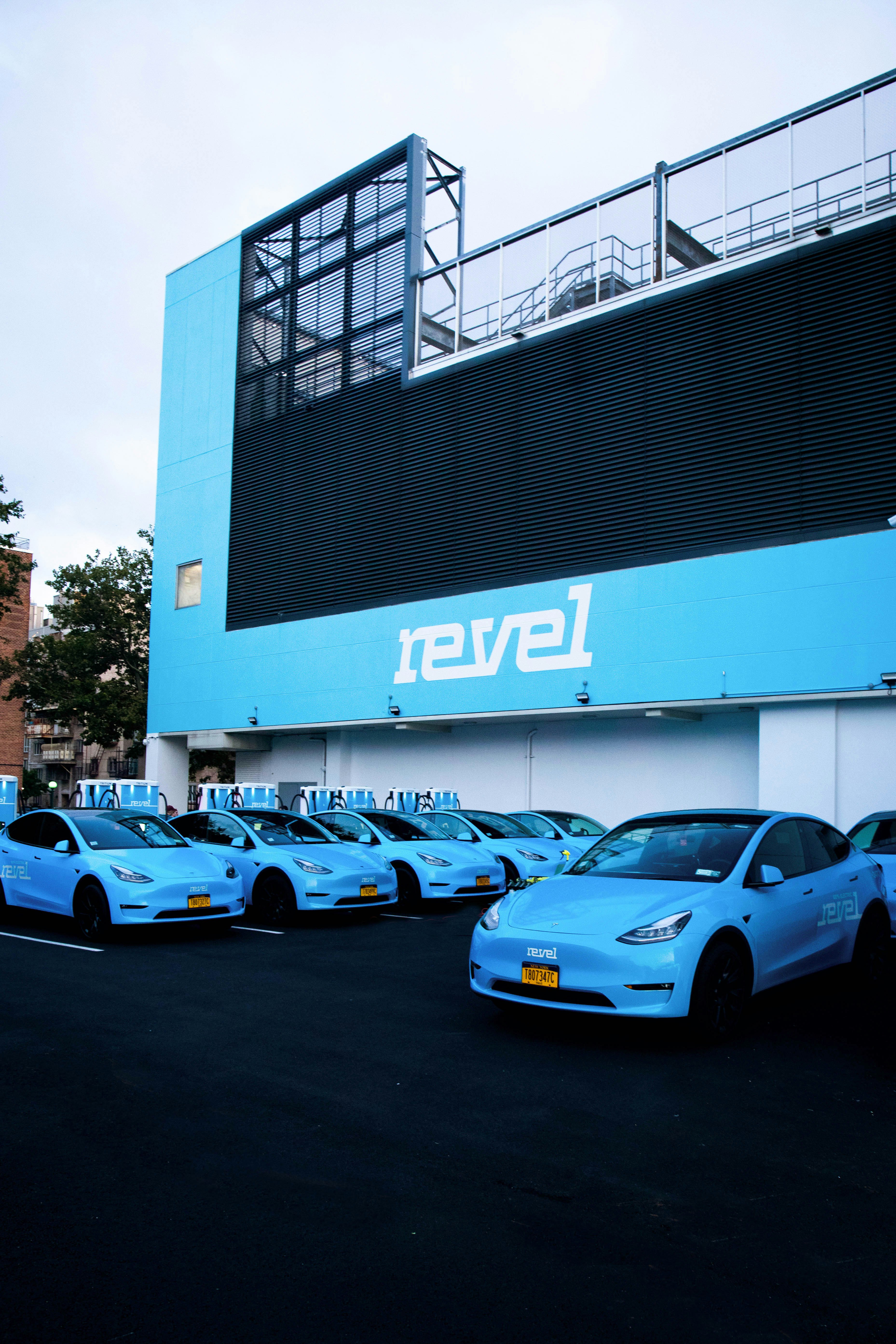 Revel Electric trình chiếu media 1