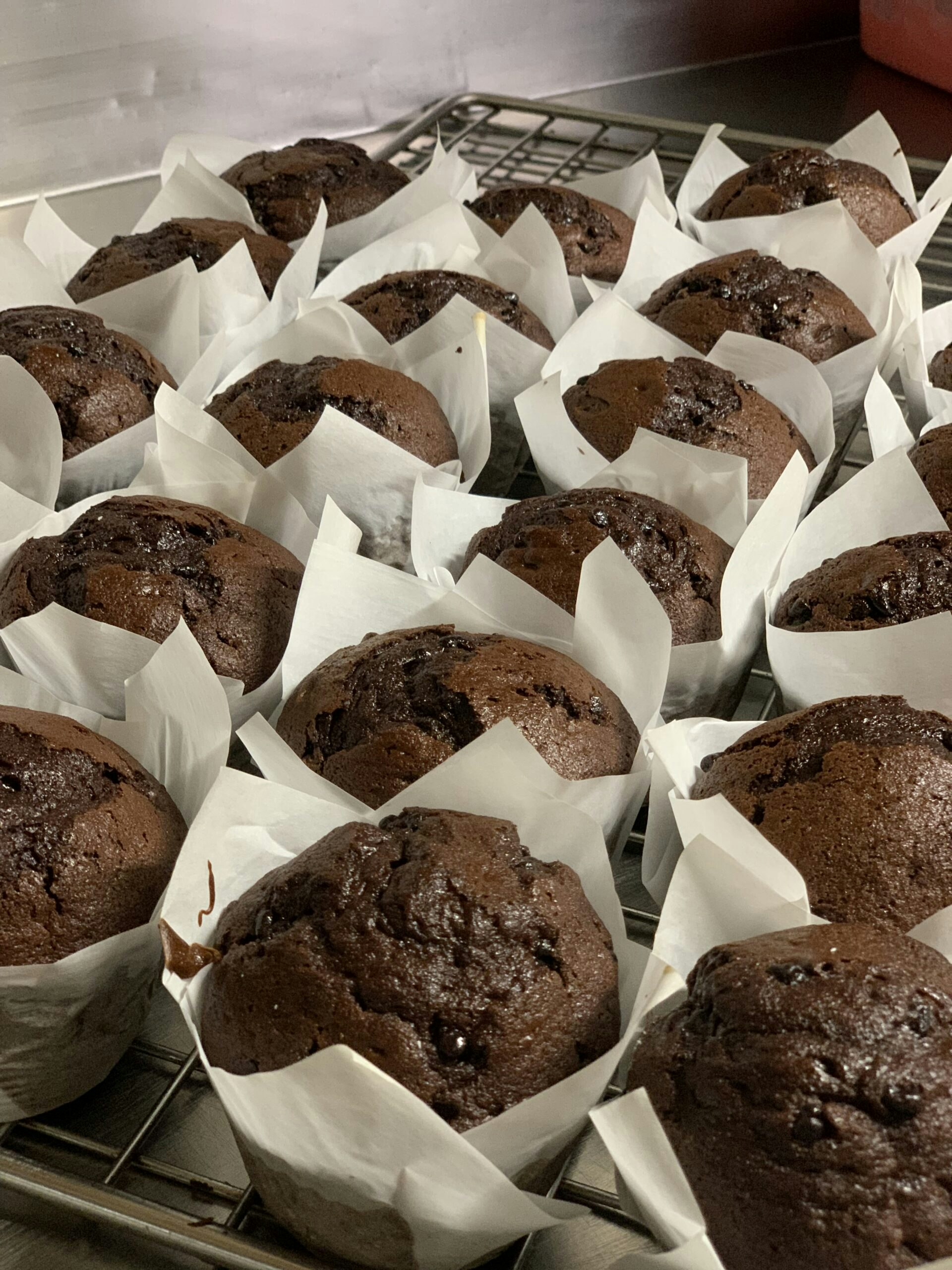 Muffins mixtos de chocolate y bayas blancas