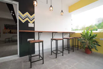 Buzz Quarter gallery image