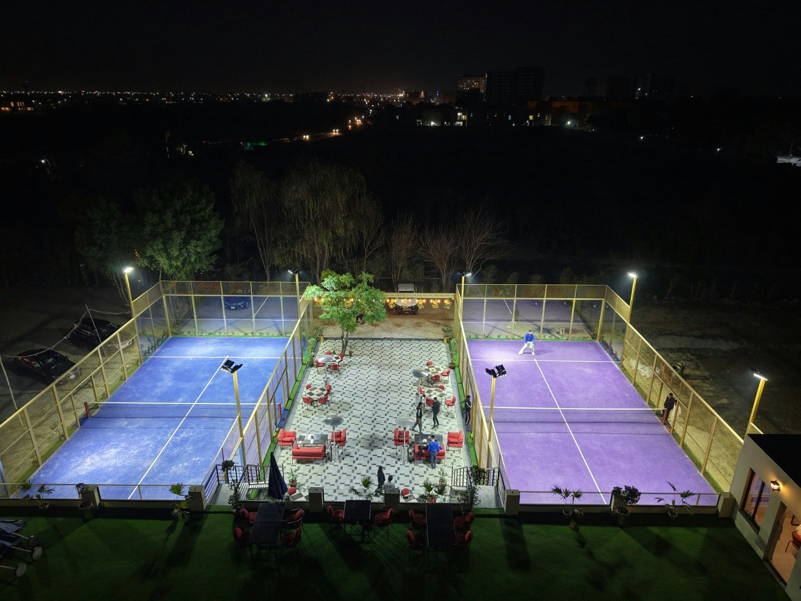 落ちるカフェ - ラホールで最高のパデル裁判所|スポーツの人に最適な場所メディア3