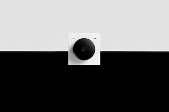 タッドポールウェブカメラのクローズアップ画像で、方向性マイクを搭載し、AIによるノイズ抑制と容量性タッチの「タップミュート」機能が特徴です。