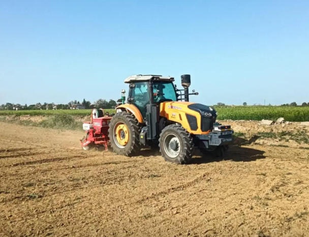High adaptable powerful wheeled tractor - Main product screenshot demonstrating key features and user interface