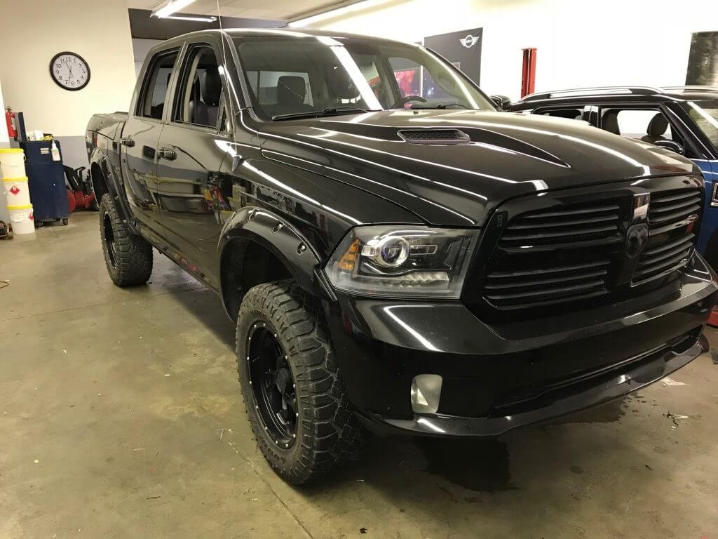 Avery Matte Purple Metallic Dodge Ram - Dale a tu vehículo un aspecto nuevo y fresco con las envolturas de nuestro auto. media 3