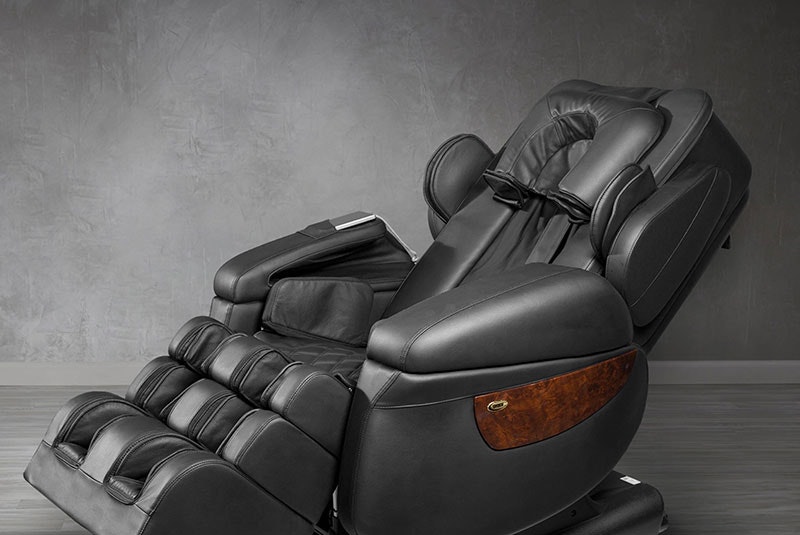 Luraco i7 Plus massage chair gallery image