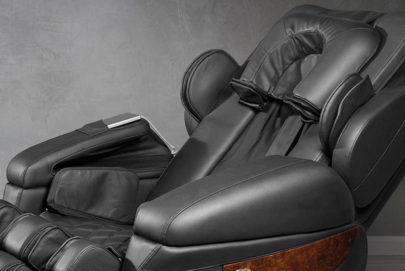 Luraco i7 Plus massage chair gallery image