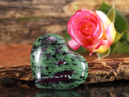 Comprar rubí en forma de corazón en zoisite media 1