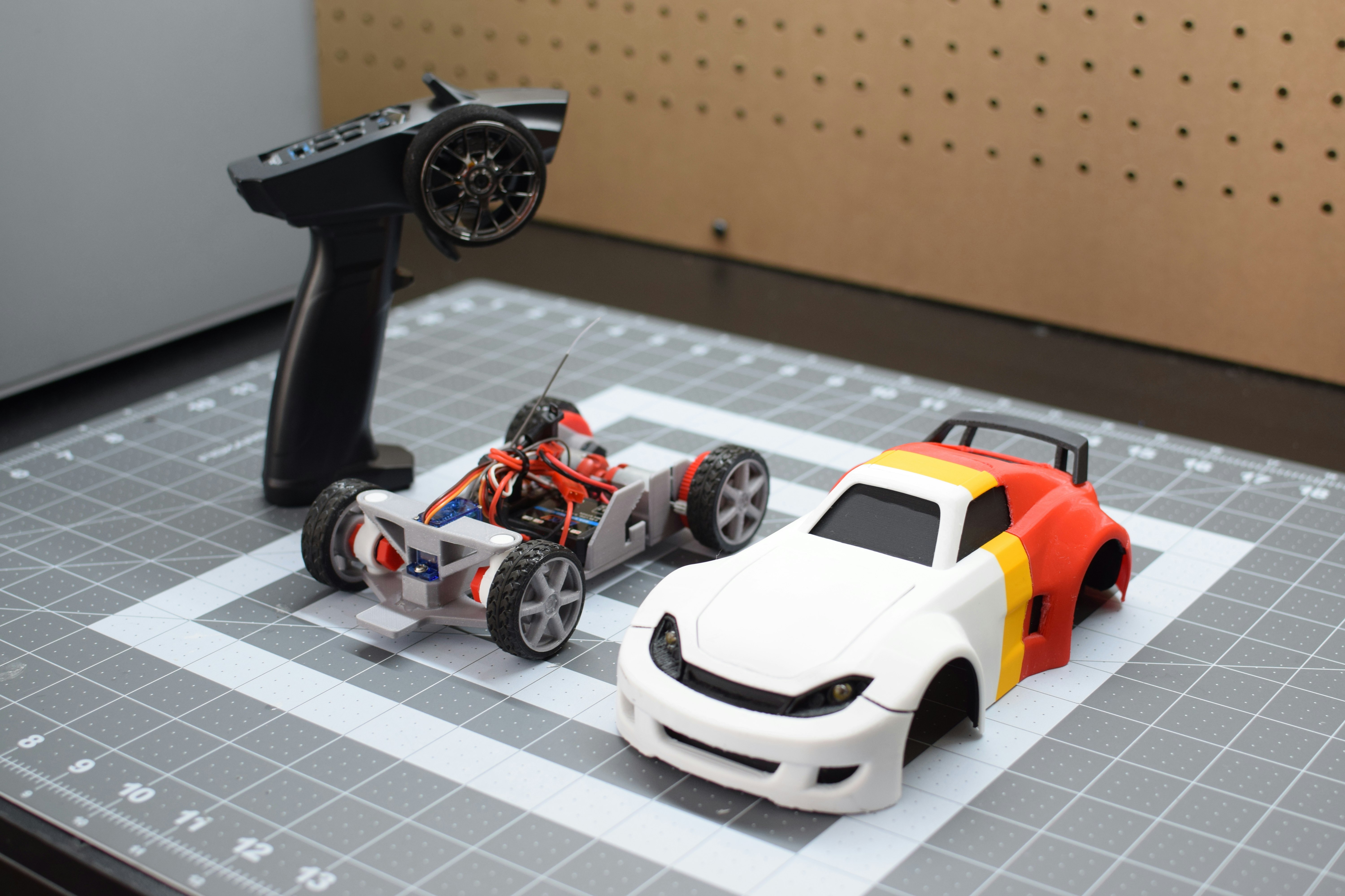 3D 프린트 차고 - 자신의 RC CAR = 계획을 사용자 정의하고 3D 인쇄하십시오.인쇄.놀다! 미디어 3
