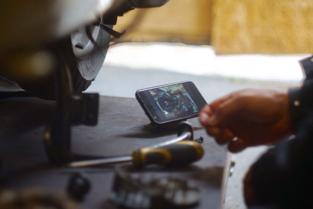 Halo Wireless Phone Charging Stand gallery image