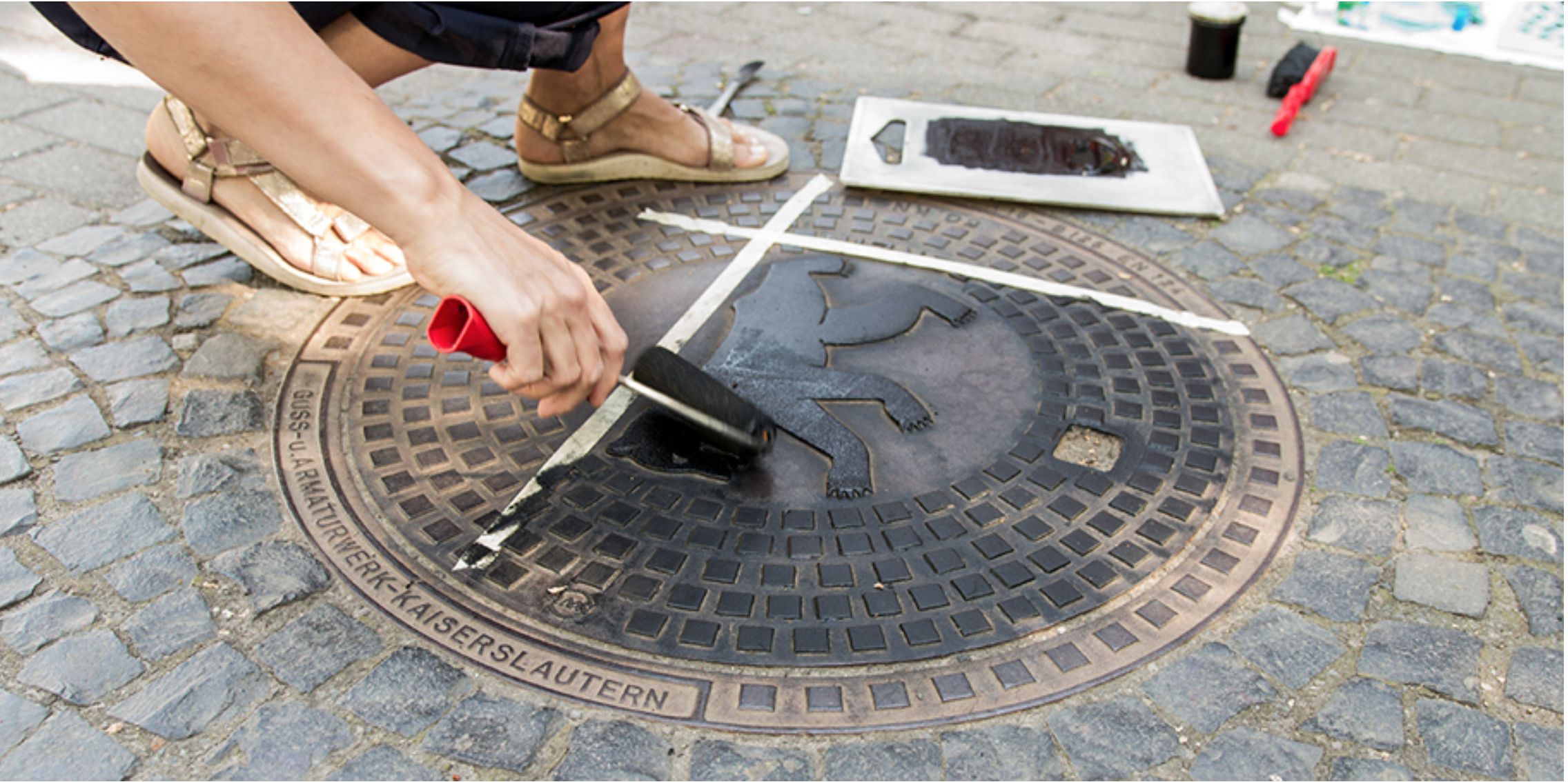 Raubdruckerin — manhole covers & fashion gallery image