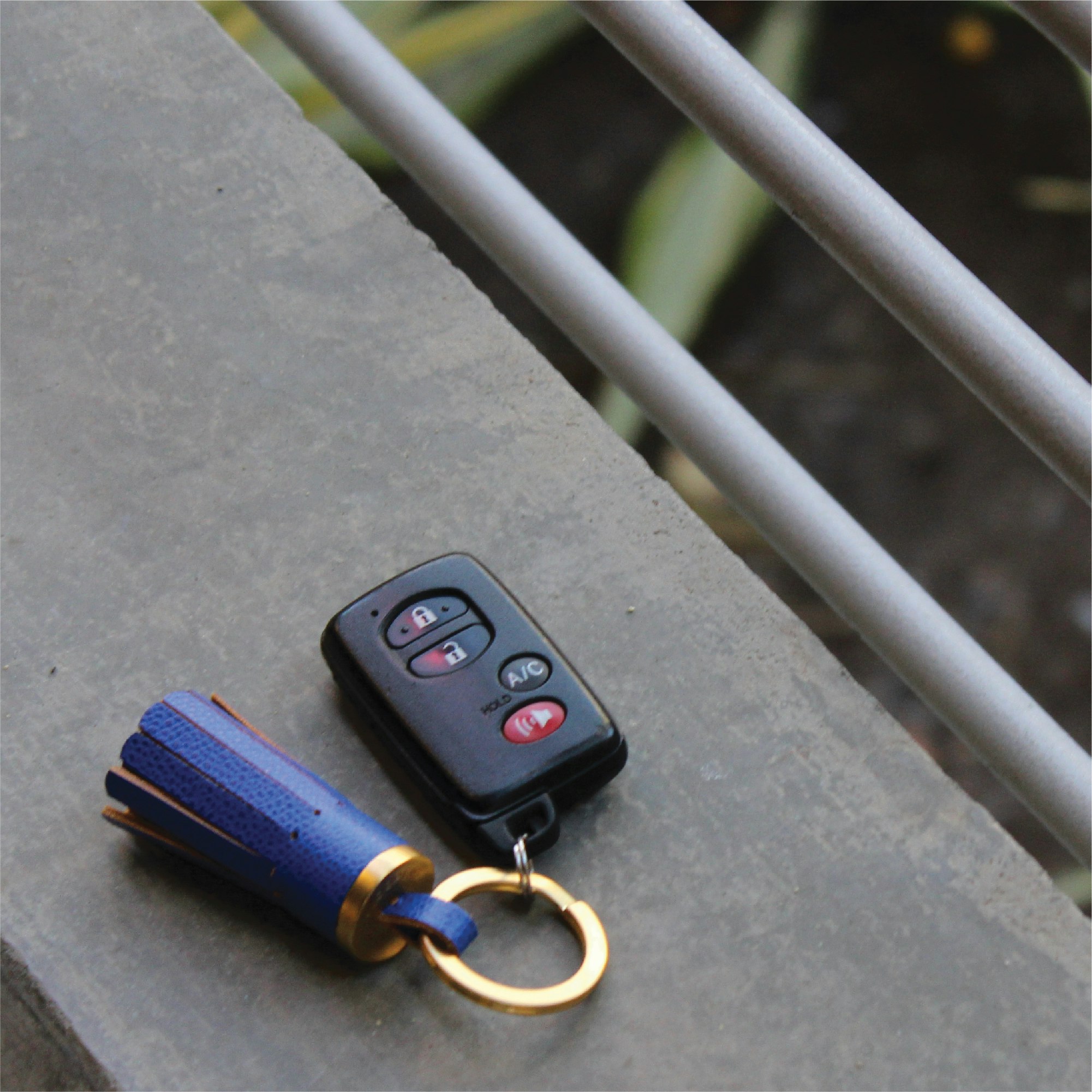 Looper Tassel gallery image