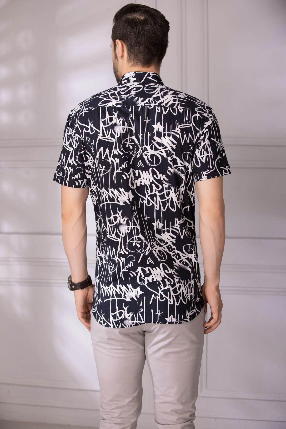 Camisa casual impresa en blanco y negro media 1