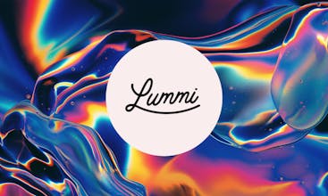 LummiのAI製作のイメージには、豊かな緑の中に広がる美しい自然の写真が捉えられた滝を特集しています。