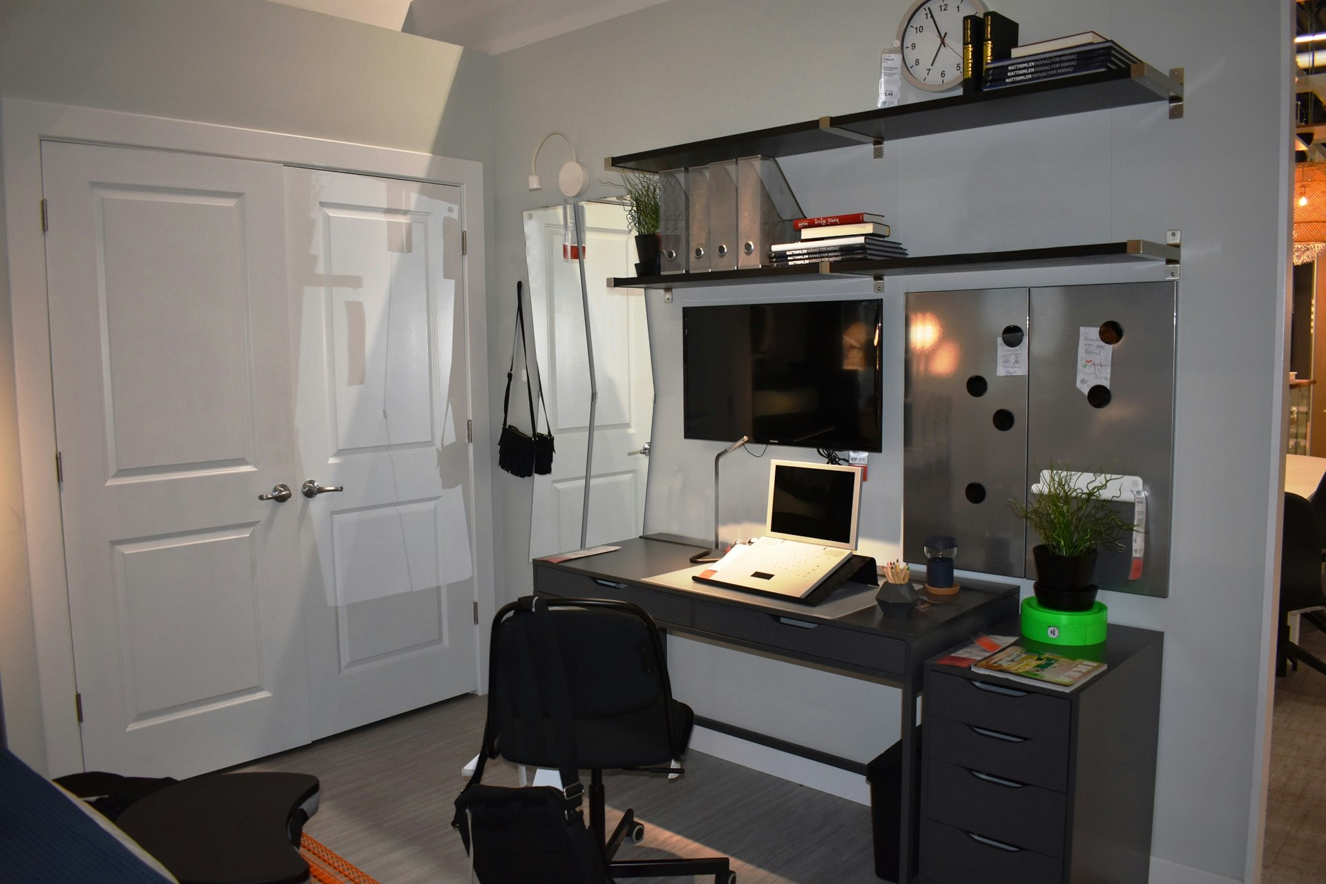 Goldoon: Smart Self-watering Planter gallery image