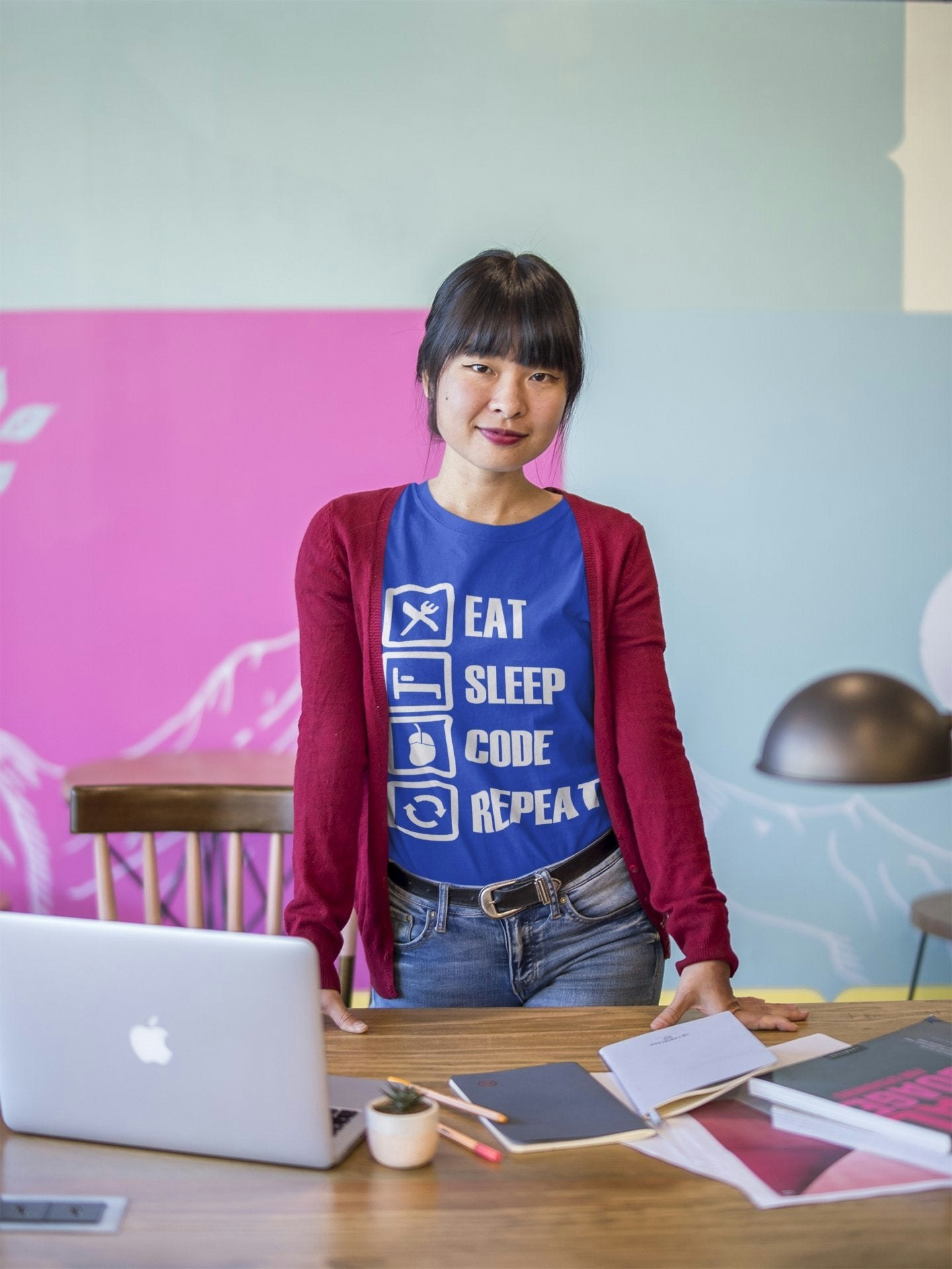 睡眠コードを繰り返してTシャツを繰り返します - 睡眠コードを繰り返してTシャツを繰り返しますメディア1