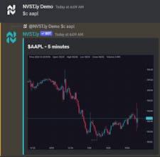 Um usuário monitorando seu desempenho de negociação em tempo real na plataforma de investimento social.