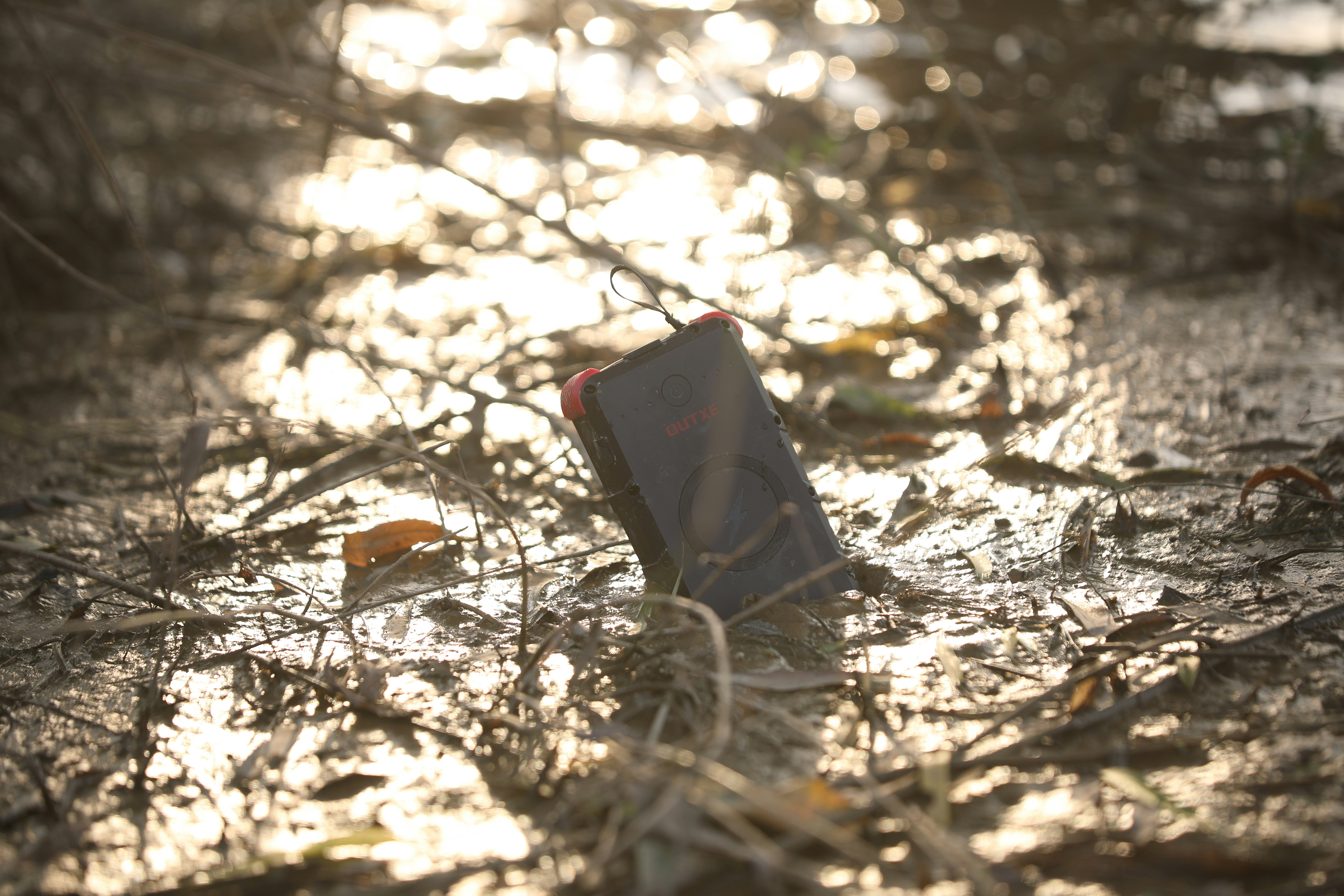 OUTXE W20 IP67 Wireless Solar Power Bank gallery image