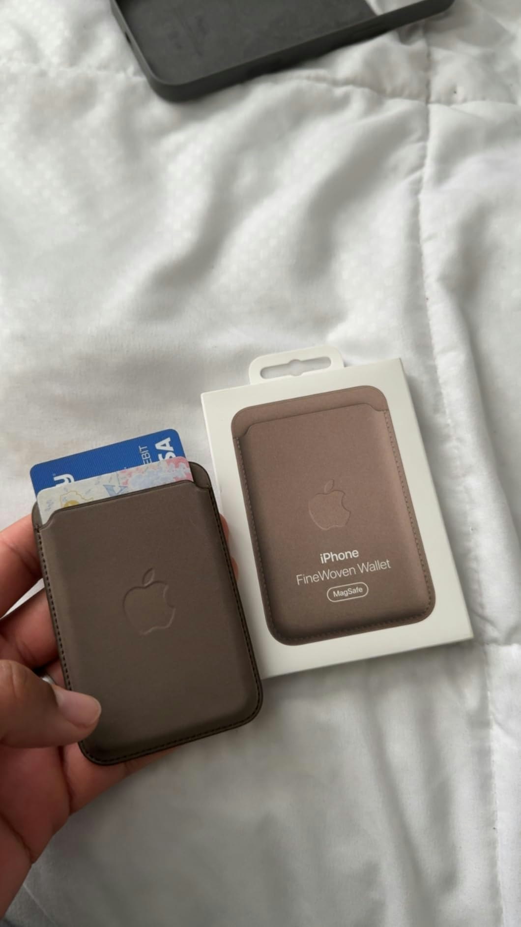 وسائط Apple iPhone FineWoven Wallet - Minimalist. Eco-friendly. Seamlessly Apple. 3