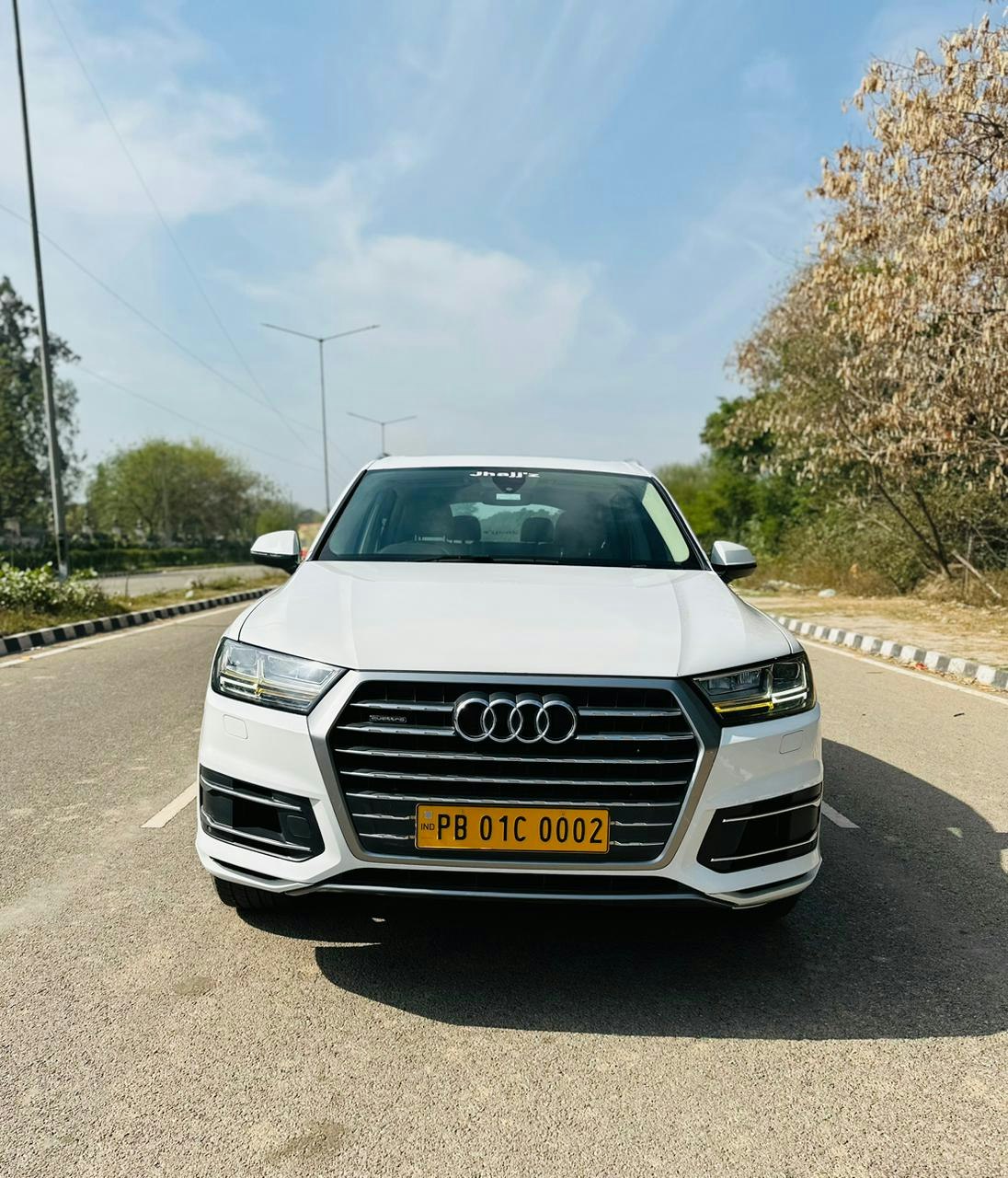Agenzia di noleggio auto e allenatori - Auto di lusso e allenatori in affitto a Chandigarh media 6
